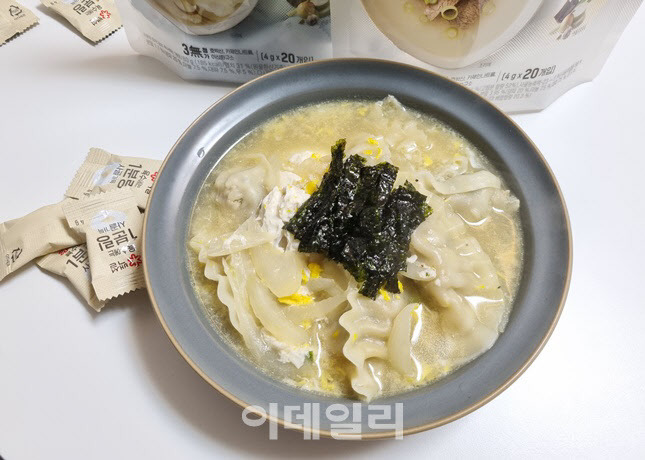 1분링으로 끓여본 만두국, 소금 마늘 등 별도 조미료를 넣지 않아도 간이 딱 맞았다. 기대한 사골맛은 생각보다 깊지 않았다. (사진=한전진 기자)