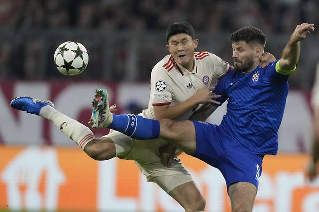 바이에른 뮌헨 김민재가 디나모 자그레브와 UEFA 챔피언스리그 첫 경기에서 상대 공격수 브루노 페트코비치와 볼 다툼을 벌이고 있다. 사진=AP PHOTO