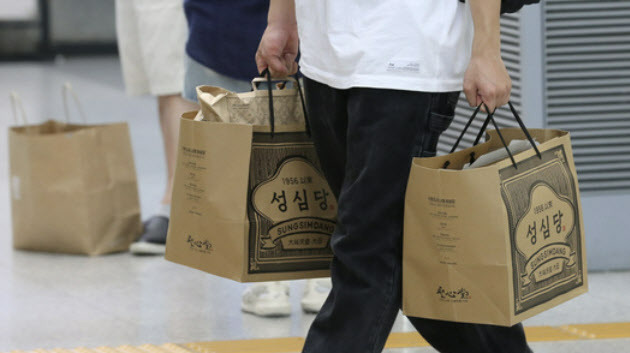 ‘성심당’ 대전역점에서 빵을 사서 나오는 시민.(사진=뉴스1)