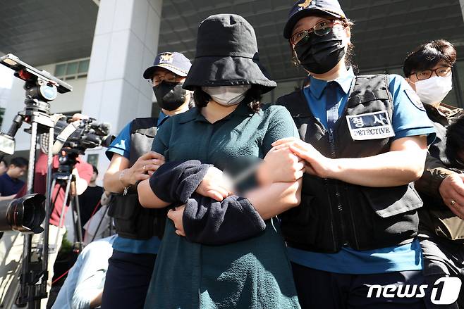 온라인 과외 앱을 통해 처음 만난 또래 여성을 살해한 뒤 시신을 훼손·유기한 혐의로 구속된 정유정이 2023년 6월 2일 오전 부산 동래경찰서에서 검찰로 송치되고 있다.  2023.6.2/뉴스1 ⓒ News1 윤일지 기자