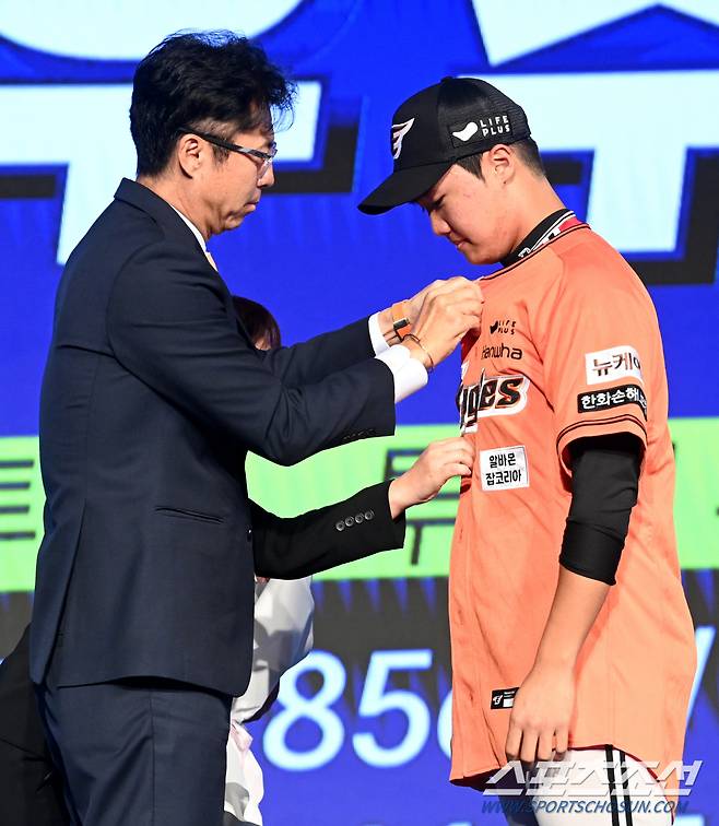 11일 롯데호텔 월드 서울에서 열린 2025 KBO 드래프트, 전체 2순위로 한화에 지명된 전주고 정우주가 한화 유니폼을 입고 있다. 잠실=허상욱 기자 wook@sportschosun.com/2024.09.11/