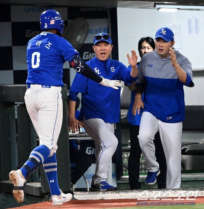 6일 부산 사직구장에서 열린 삼성과 롯데의 경기, 5회초 무사 1,3루 삼성 디아즈가 우월 3점홈런을 치고 박진만 감독과 기쁨을 나누고 있다. 부산=허상욱 기자 wook@sportschosun.com/2024.09.06/