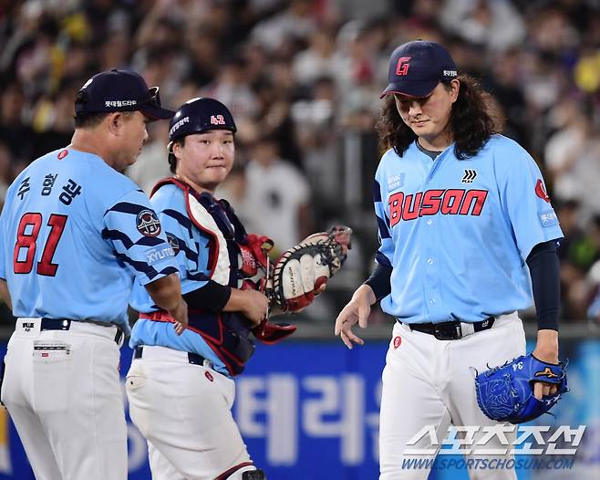 18일 부산 사직야구장에서 열린 롯데와 LG의 경기. 9회 실점 후 강판 당하는 롯데 마무리 김원중. 부산=송정헌 기자songs@sportschosun.com/2024.09.18/