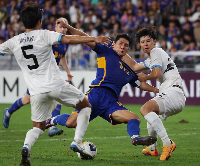 '잡지 마'

    (울산=연합뉴스) 김용태 기자 = 18일 울산 문수축구경기장에서 열린 아시아축구연맹(AFC) 챔피언스리그(ACL) 엘리트(ACLE) 울산 HD와 일본 가와사키 프론탈레의 경기에서 울산 주민규가 가와사키 타카이 코타와 사사키 아사히 사이에서 슛하고 있다. 2024.9.18

    yongtae@yna.co.kr

(끝)





<저작권자(c) 연합뉴스, 무단 전재-재배포, AI 학습 및 활용 금지>