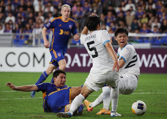 '빗맞았나'

    (울산=연합뉴스) 김용태 기자 = 18일 울산 문수축구경기장에서 열린 아시아축구연맹(AFC) 챔피언스리그(ACL) 엘리트(ACLE) 울산 HD와 일본 가와사키 프론탈레의 경기에서 울산 주민규가 가와사키 타카이 코타와 사사키 아사히 사이에서 슛하고 있다. 2024.9.18

    yongtae@yna.co.kr

(끝)





<저작권자(c) 연합뉴스, 무단 전재-재배포, AI 학습 및 활용 금지>