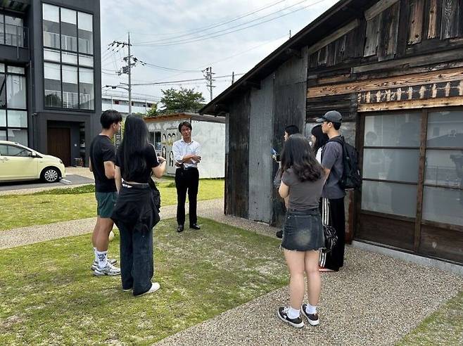 삼호고 동아리 ‘컬쳐웍스’는 일제강점기 강제징용의 참상을 담은 다큐멘터리 ‘미완의 귀환’을 제작했다. 사진은 일본 현지 방문한 모습.[사진제공=전남도교육청]