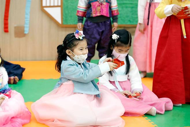 광주 북구청직장어린이집에서 원생들이 한복을 입고 복주머니를 확인하고 있다. /뉴스1