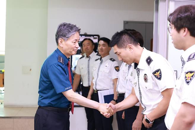 조지호 경찰청장이 14일 추석 명절 귀성길을 점검하기 위해 고속도로 순찰대를 방문해 대원들을 격려하고 있다. /경찰청 제공=뉴스1