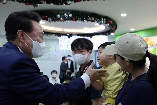 윤석열 대통령이 18일 서울 성북구 우리아이들병원을 찾아 진료 대기중인 어린이 환자 및 보호자와 인사를 나누고 있다. /대통령실 제공