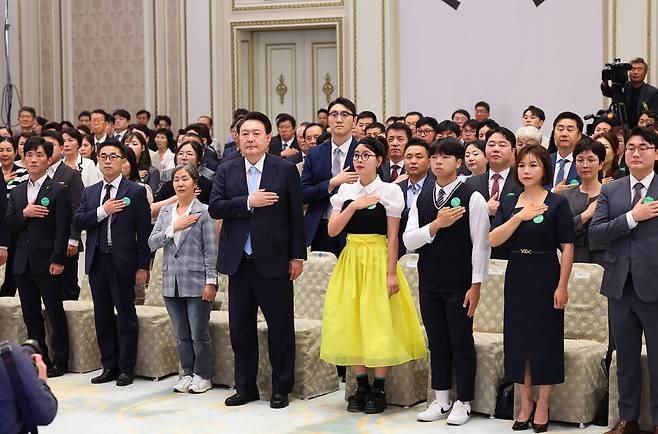 윤석열 대통령이 지난 7월 14일 청와대 영빈관에서 열린 제1회 북한이탈주민의날 기념식에서 국기에 경례하고 있다. 연합뉴스