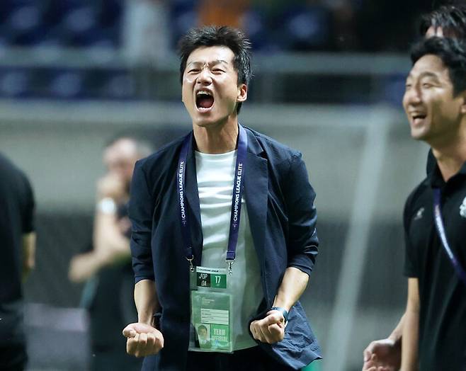 이정효 광주FC 감독이 17일 광주월드컵경기장에서 열린 아시아축구연맹 챔피언스리그 엘리트 무대 1차전 요코하마 마리노스와 경기에서 골이 나오자 환호하고 있다. 연합뉴스