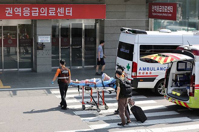 일부 대형병원 응급실에 군의관이 투입된 4일 오후 서울 양천구 이대목동병원 권역응급의료센터로 구급차를 타고 온 환자가 이송되고 있다. 김영원 기자 forever@hani.co.kr