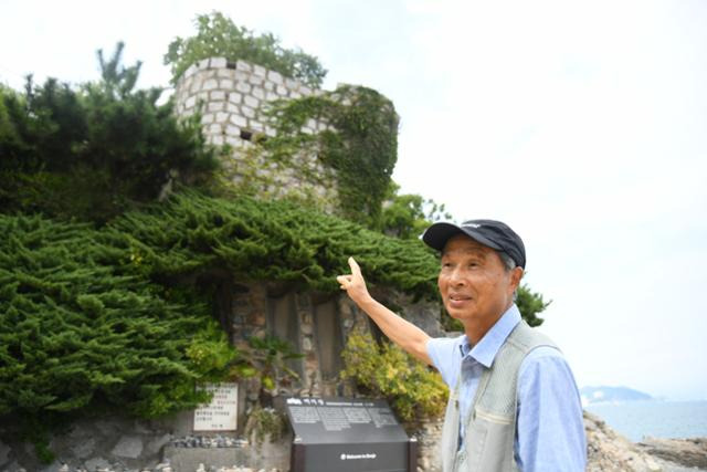 지난 6일 백순삼씨가 뱃머리 모양을 본뜬 매미성의 중앙부를 가리키며 축조 과정을 설명하고 있다. 거제=박은경 기자