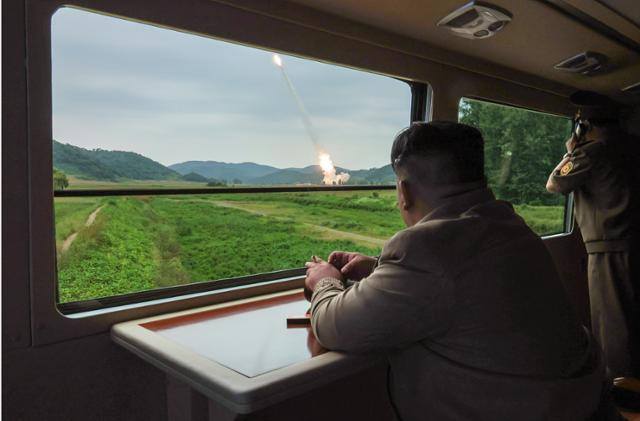 김정은 북한 국무위원장이 12일 신형 600mm 방사포차 성능검증을 위한 시험 사격을 현지지도하고 있다. 평양=노동신문 뉴스1