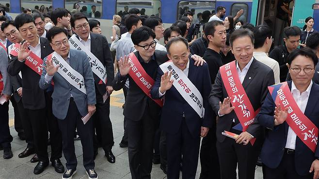 추석 귀성 인사하는 국민의힘 한동훈 대표와 지도부 [자료사진제공:연합뉴스]