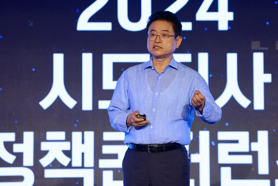 이철우 경북도지사가 지난 10일 서울 포시즌즈 호텔에서 개최된 2024 시도지사 정책콘퍼런스에서 발표를 하고 있다. 이 지사는 문경 영순지구의 주주형 이모작 공동영농모델을 거론하며 ″공동영농으로 노동력은 적게 들고 농업소득은 2배가 된 성공 사례″라고 소개했다. 사진 경북도