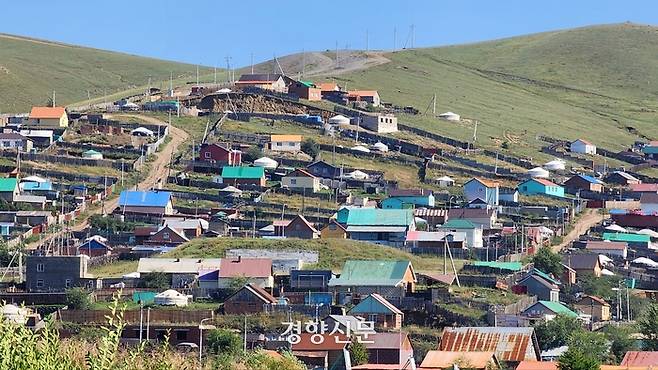 몽골 수도 울란바토르 외곽에 형성돼 있는 게르촌의 모습. 급격한 기후변화로 가축을 잃고 상경한 유목민 등 도시빈민들이 집단 거주하고 있다. 울란바토르 | 김기범 기자