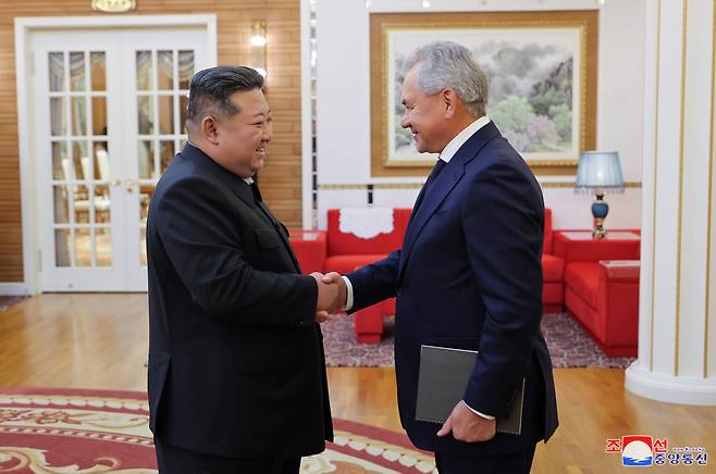 North Korean leader Kim Jong-un (left) shakes hands with Sergei Shoigu, secretary of Russia's Security Council, in Pyongyang on Sept. 13, in this photo carried by the North's official Korean Central News Agency the following day. (Yonhap)