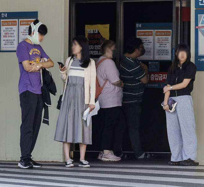 People wait in line in front of an emergency center in Seoul on Tuesday, the day of the Chuseok holiday. (Yonhap)