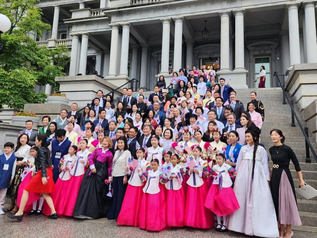 미국 백악관 행정동인 아이젠하워 빌딩에서 17일(현지시간) 오후 열린 한국 추석 축하행사에서 참석자들이 기념촬영을 하고 있다. 연합뉴스