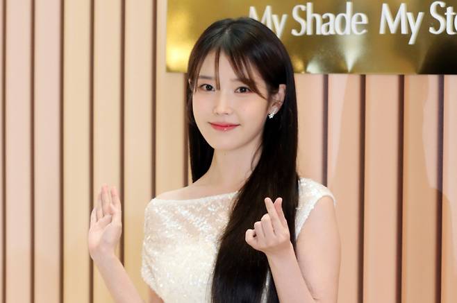 가수 아이유가 데뷔 16주년을 기념해 한국어린이난치병협회 등에 2억2500만원을 기부했다. 사진은 지난달 7일 오후 서울 롯데월드타워에서 열린 에스티로더 행사에 참석해 포즈를 취하는 아이유의 모습. /사진=스타뉴스