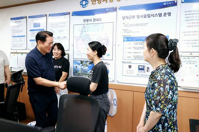 전국 1위 당직시스템을 도입한 안양시청 당직실을 최 시장이 찾아 고맙다는 인사를 건넸다.