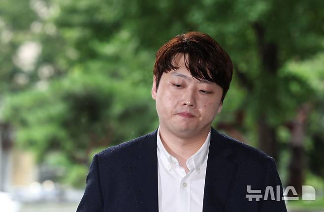 [서울=뉴시스] 김금보 기자 = 박단 대한전공의협의회 비상대책위원장이 21일 오전 서울 마포구 서울경찰청 광역수사단 공공범죄수사대에 대한의사협회 전·현직 간부들의 전공의 집단 사직 공모 혐의 관련 참고인 조사를 받기 위해 출석하고 있다. 2024.08.21. kgb@newsis.com