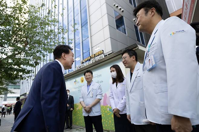 [서울=뉴시스] 최진석 기자 = 윤석열 대통령이 추석 연휴 마지막 날인 18일 서울 성북구 성북 우리아이들병원을 찾아 의료진과 대화하고 있다. (사진=대통령실 제공) 2024.09.18. photo@newsis.com *재판매 및 DB 금지