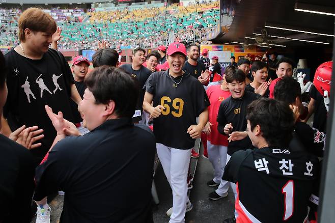 SSG에 패하고도 한국시리즈 직행 확정하고 기뻐하는 KIA 선수단. KIA 타이거즈 제공