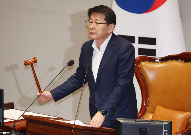 ▲서삼석 위원장이 20일 국회에서 열린 예산결산특별위원회 전체회의에서 의사봉을 두드리고 있다. 2023.12.20ⓒ연합뉴스