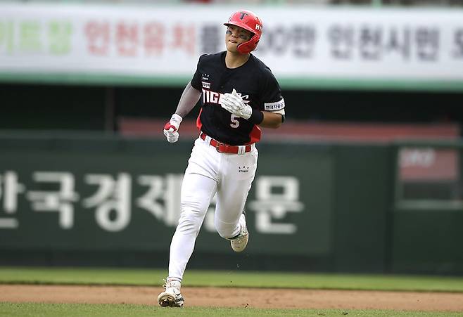 17일 인천 미추홀구 SSG랜더스필드에서 열린 2024 KBO리그 KIA 타이거즈와 SSG 핸더스의 경기, 9회초 1사 주자 없는 상황 KIA 김도영이 아웃당한 뒤 덕아웃을 향하고 있다. 뉴시스