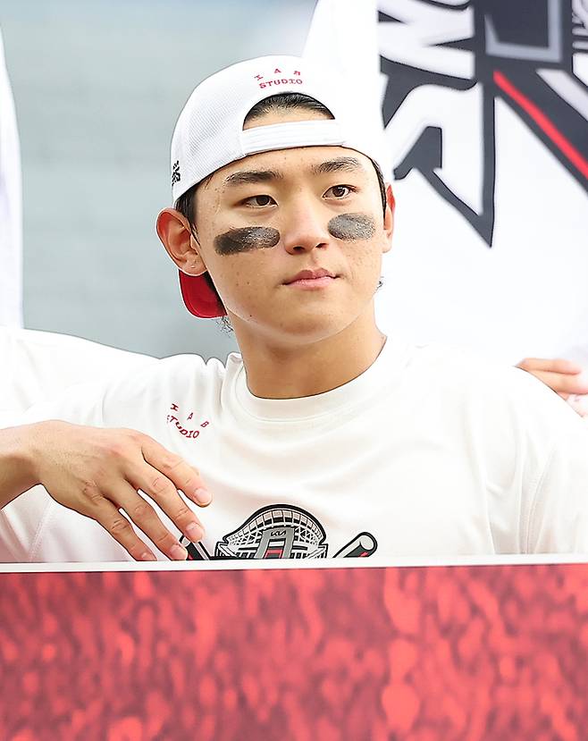 KIA 타이거즈 김도영이 17일 오후 인천시 미추홀구 문학동 SSG랜더스필드에서 열린 프로야구 '2024 신한 SOL 뱅크 KBO리그' KIA 타이거즈와 SSG 랜더스의 경기 종료 후 열린 정규리그 우승 행사에 참석하고 있다. 뉴스1