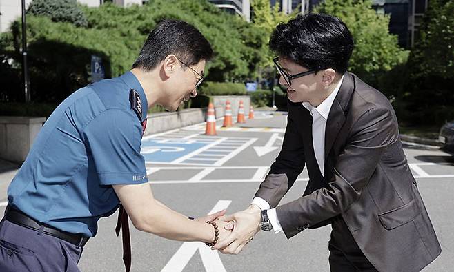 국민의힘 한동훈 대표가 지난 16일 서울경찰청을 방문해 김봉식 서울경찰청장과 인사하고 있다. 공동취재사진