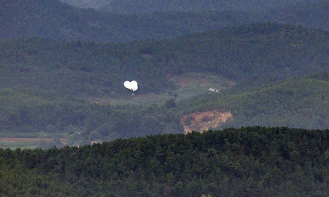 지난 5일 경기도 파주시 오두산 통일전망대에서 바라본 북한 황해북도 개풍군에서 쓰레기 풍선이 떠오르고 있다. 연합뉴스