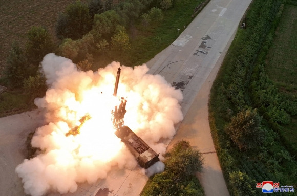 김정은, 신형 600mm 방사포차 성능검증 시험사격 참관 - 김정은 북한 국무위원장이 신형 600㎜ 방사포차 성능검증을 위한 시험사격을 참관했다고 조선중앙통신이 13일 보도했다. 2024.9.13 조선중앙통신 연합뉴스