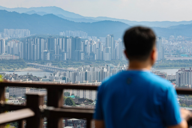 사진은 서울 남산에서 바라본 서초구 일대 아파트. /연합뉴스