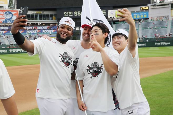 KIA 김도영(가운데)이 17일 인천 SSG전에서 정규시즌 1위를 확정하고 동료들과 셀카를 찍고 있다. /사진=KIA 타이거즈 제공