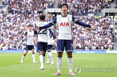 손흥민이 마침내 트로피를 품에 안는 모습을 볼 수 있을까. 이번 시즌 유럽축구연맹(UEFA) 유로파리그가 치열한 양상으로 진행될 가능성이 높은 가운데 현지에서는 토트넘의 우승 확률이 가장 높은 것으로 분석되고 있다. 토트넘 팬들은 토트넘이 같은 프리미어리그(PL) 소속인 맨체스터 유나이티드를 제친다면 길고 길었던 무관의 시대를 끝내는 걸 기대해도 좋을 듯하다. 사진 연합뉴스