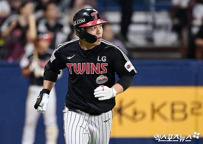 LG 외야수 문성주는 18일 사직구장에서 열릴 '2024 신한 SOL Bank KBO 리그' 롯데와 팀 간 15차전 맞대결에서 등 부위 담 증세로 결장할 계획이었으나 트레이닝 파트 최종 점검 후 출전 가능 통보를 받았다. 엑스포츠뉴스 DB