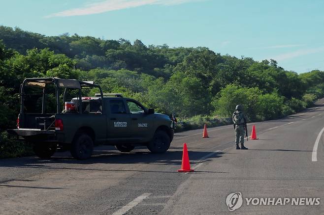 멕시코 시날로아주 쿨리아칸 도로에 배치된 군 장병 [쿨리아칸 로이터=연합뉴스. 재판매 및 DB 금지]