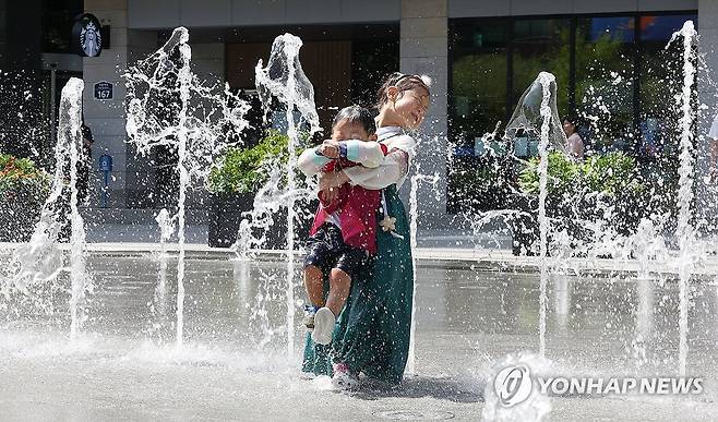 더위도 날려버릴 시원한 웃음 (서울=연합뉴스) 김인철 기자 = 추석 연휴인 16일 서울 종로구 광화문광장 바닥분수대에서 한복을 입은 어린이들이 무더위를 피해 시원한 시간을 보내고 있다. 2024.9.16 yatoya@yna.co.kr