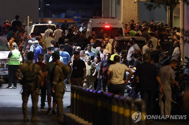 병원 앞에 모인 레바논 시민들 (베이루트 AFP=연합뉴스) 레바논 전역에서 무선호출기 폭발사건이 발생한 17일(현지시간) 베이루트의 병원 앞에 시민들이 모여있다. 2024.9.17 photo@yna.co.kr