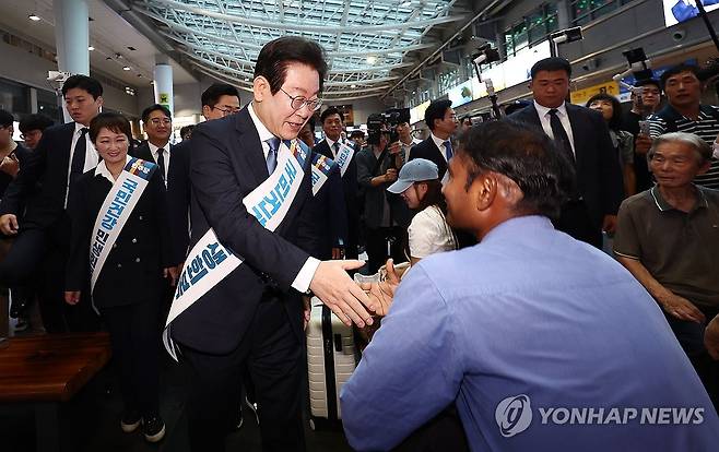 이재명 대표, 추석 귀성 인사 (서울=연합뉴스) 김인철 기자 = 더불어민주당 이재명 대표가 13일 오전 서울 용산구 용산역에서 추석 귀성 인사를 하고 있다. 2024.9.13 [공동취재] yatoya@yna.co.kr