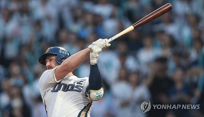 NC 데이비슨 힘찬 2루타 (창원=연합뉴스) 김동민 기자 = 29일 경남 창원NC파크에서 열린 2024 KBO 리그 두산 베어스 대 NC 다이노스 경기. 1회 말 2사 주자가 없는 상황 NC 4번 데이비슨이 안타(2루타)를 치고 있다. 2024.8.29 image@yna.co.kr