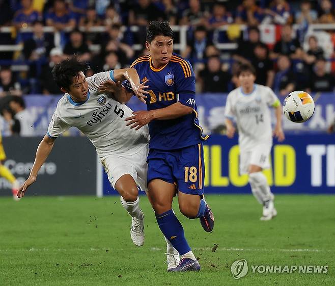 '막지 마' (울산=연합뉴스) 김용태 기자 = 18일 울산 문수축구경기장에서 열린 아시아축구연맹(AFC) 챔피언스리그(ACL) 엘리트(ACLE) 울산 HD와 일본 가와사키 프론탈레의 경기에서 울산 주민규와 가와사키 사사키 아사히가 볼 경합을 벌이고 있다. 2024.9.18 yongtae@yna.co.kr