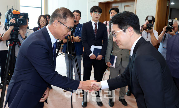 심우정 신임 검찰총장이 19일 서울 서초동 대검찰청에서 열린 ‘제46대 검찰총장 취임식’을 마친 뒤, 검사들과 인사를 나누고 있다. (사진=방인권 기자)