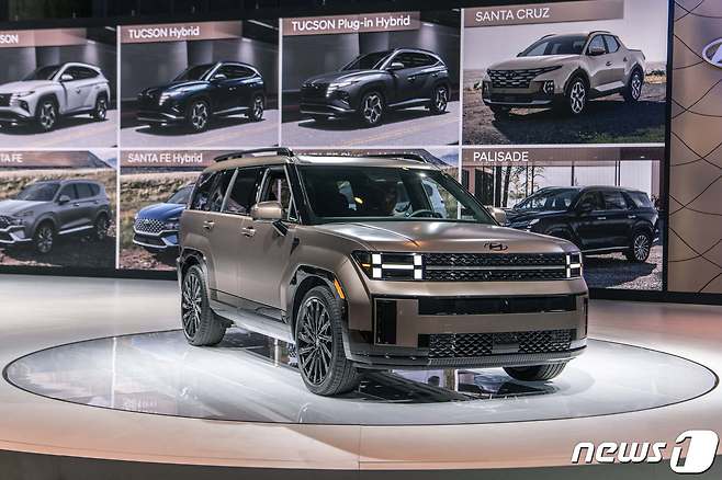 미국 LA 컨벤션 센터에서 열린 '2023 LA 오토쇼(2023 Los Angeles Auto Show)'에 현대자동차의 ‘디 올 뉴 싼타페’가 전시돼 있다. (현대차 제공) 2023.11.17/뉴스1