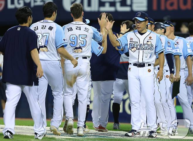 19일 오후 서울 송파구 올림픽로 잠실야구장에서 열린 프로야구 '2024 신한 SOL 뱅크 KBO리그' 두산 베어스와 KIA 타이거즈의 경기에서 승리를 거둔 두산 이승엽 감독이 선수들과 하이파이브를 나누고 있다. 2024.9.19/뉴스1 ⓒ News1 박정호 기자