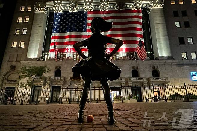 미 뉴욕 증권가 맨해튼 월스트리트에 세워진 '겁없는 소녀 (Fearless Girl)'상. 2024.07.08 ⓒ AFP=뉴스1 ⓒ News1 이강기자