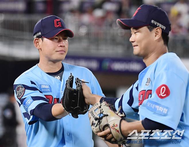 18일 부산 사직야구장에서 열린 롯데와 LG의 경기. 6회 투구를 마친 롯데 선발 김진욱이 동료들과 하이파이브를 나누고 있다. 부산=송정헌 기자songs@sportschosun.com/2024.09.18/